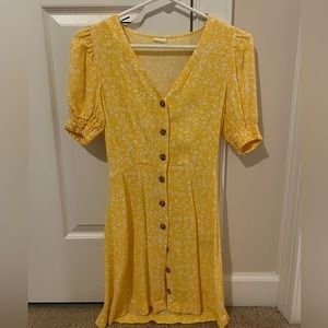 yellow short sleeve sundress form H&M size small buttons intact ruffled sleeves